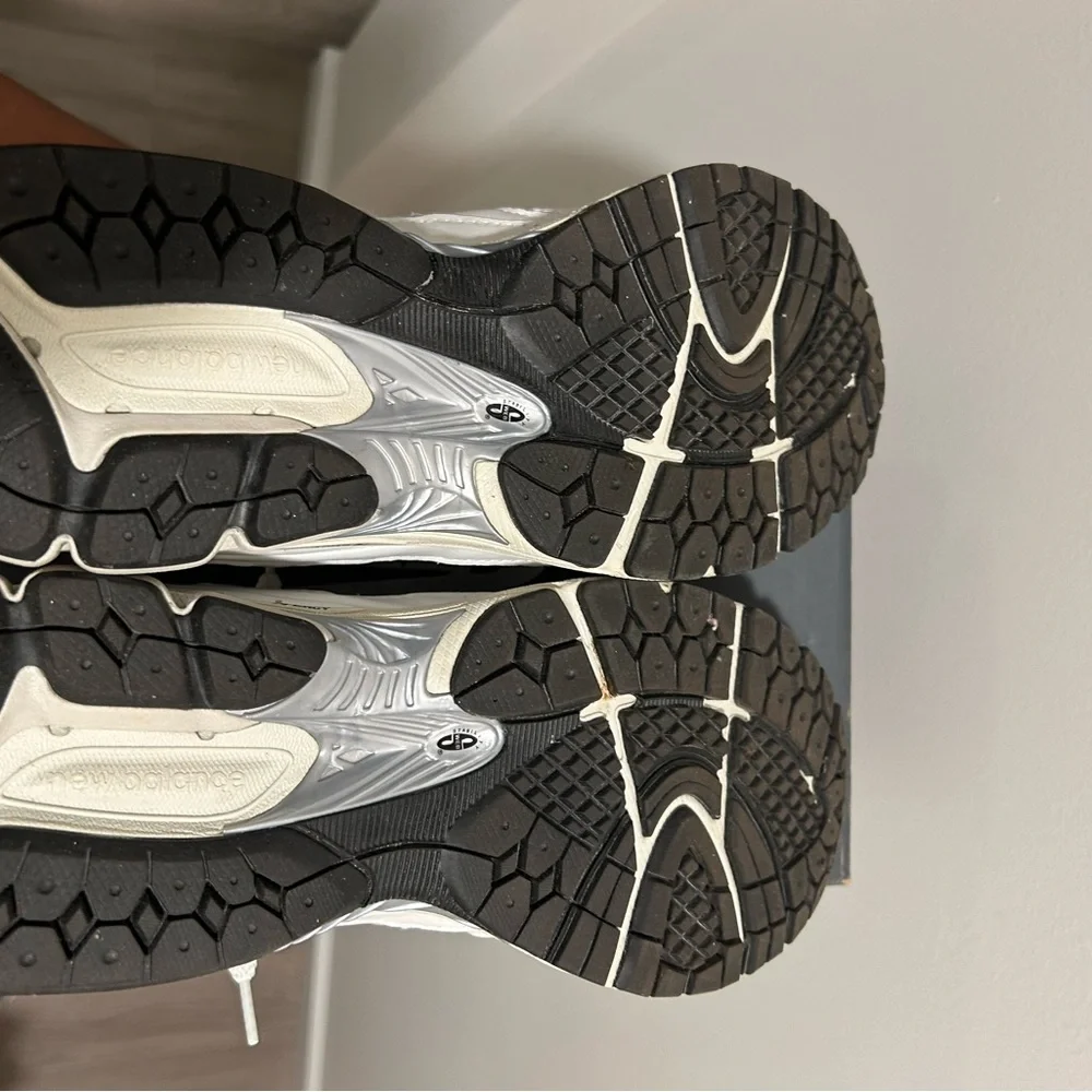 New Balance ML2002RQ size 12 mens sneakers - Picture 3 of 5